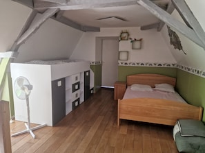 4 chambres, fer et planche à repasser, accès Internet, draps fournis