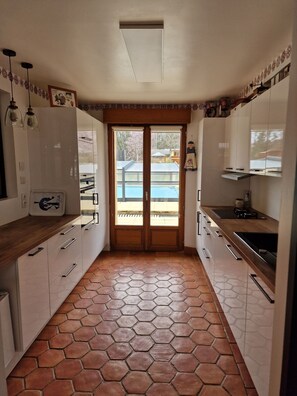 Fridge, microwave, oven, stovetop - Charming French Holiday Home with Pool and Garden (Journiac)