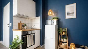 Fridge, oven, stovetop, coffee/tea maker