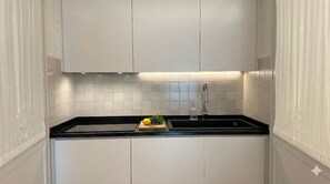 Lägenhet Deluxe - utsikt mot staden | Eget kök | Kylskåp, mikrovågsugn, spishäll och espressobryggare