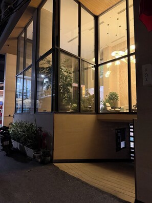 Fassade der Unterkunft – Abend/Nacht