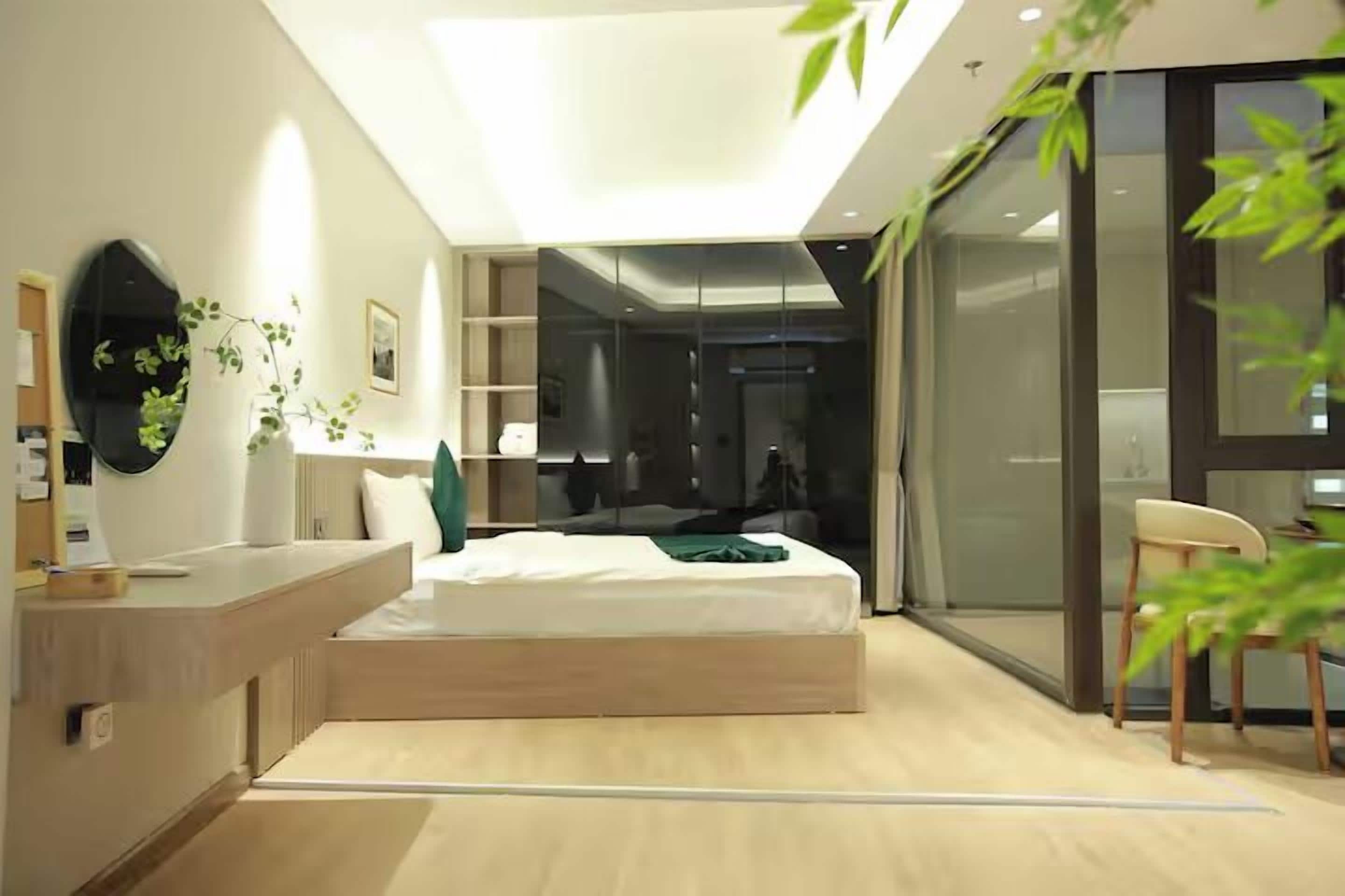 Basic Studio, 1 King Bed | Free minibar, desk, laptop workspace, blackout drapes