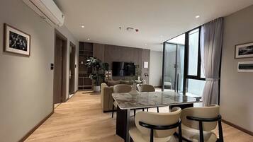 Comfort-Apartment, 2 Schlafzimmer, Nichtraucher, Küche | Wohnbereich | 60-Zoll-Flachbildfernseher mit Digitalempfang, Netflix