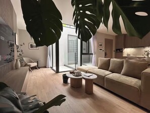 Comfort-Apartment, 2 Schlafzimmer, Nichtraucher, Küche | Wohnbereich | 60-Zoll-Flachbildfernseher mit Digitalempfang, Netflix