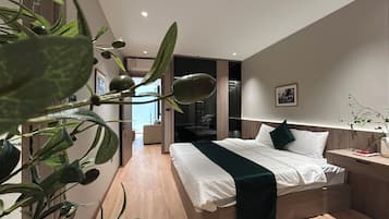 Free minibar, desk, laptop workspace, blackout curtains