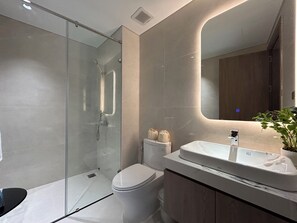 Comfort-Apartment, 2 Schlafzimmer, Nichtraucher, Küche | Badezimmer | Dusche, Regendusche, kostenlose Toilettenartikel, Hausschuhe