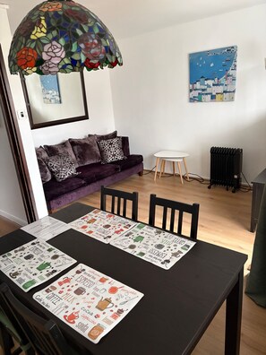 Appartement, 2 chambres, fumeurs, balcon | Salle de séjour | Livres