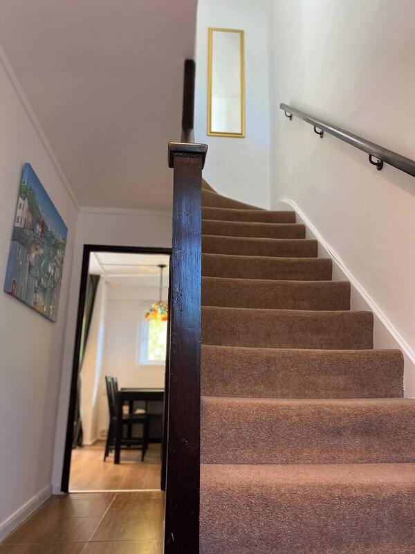 Spacious 2-bedroom London Flat With Balconies, Near Tube & Transport Links - London, UK