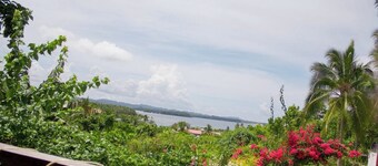 Ocean View Villa with 2 bedrooms, AC and FREE Starlink WiFi around General Luna