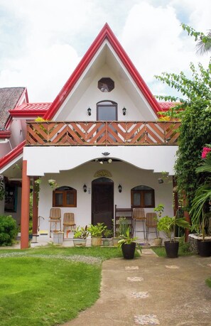 Exterior - Ocean View Villa with 2 bedrooms, AC and FREE Starlink WiFi around General Luna (General Luna, Surigao Del Norte)