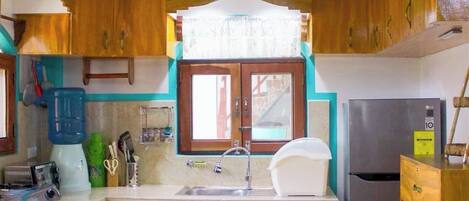Refrigerador, horno, parrilla de estufa y tetera eléctrica