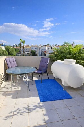 Outdoor dining - Centrally located house with pool & rooftop in Paphos Universal 1.2km to the beach (Paphos)