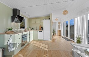Fridge, oven, dishwasher, coffee/tea maker - 3 bedroom awesome home in Væggerløse (Væggerløse)