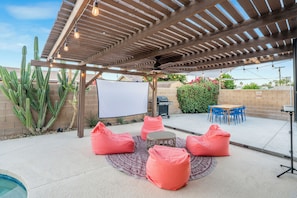 Outdoor dining - Near Coachella l Pool l Game Room l Movie l Golf (Bermuda Dunes)