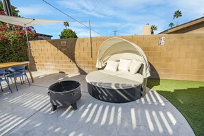 Outdoor dining - Near Coachella l Pool l Game Room l Movie l Golf (Bermuda Dunes)