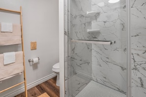 Towels, soap, toilet paper - Near Coachella l Pool l Game Room l Movie l Golf (Bermuda Dunes)