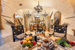 Dining - L’Unique – Voûte du XVIIIe & Élégance Incomparable (Goult)