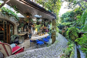 Outdoor dining - L’Unique – Voûte du XVIIIe & Élégance Incomparable (Goult)