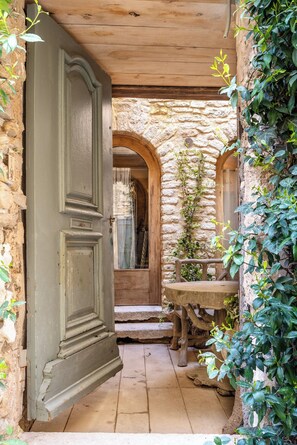 Exterior detail - L’Unique – Voûte du XVIIIe & Élégance Incomparable (Goult)