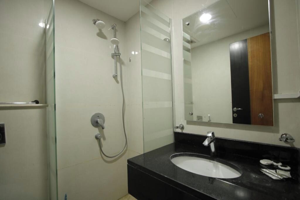 ฝักบัว, รองเท้าสวมภายในห้อง, ผ้าเช็ดตัว, สบู่