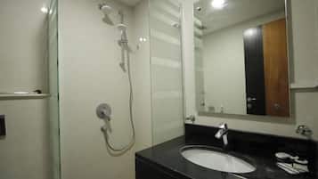 Douche, chaussons, serviettes fournies, savon