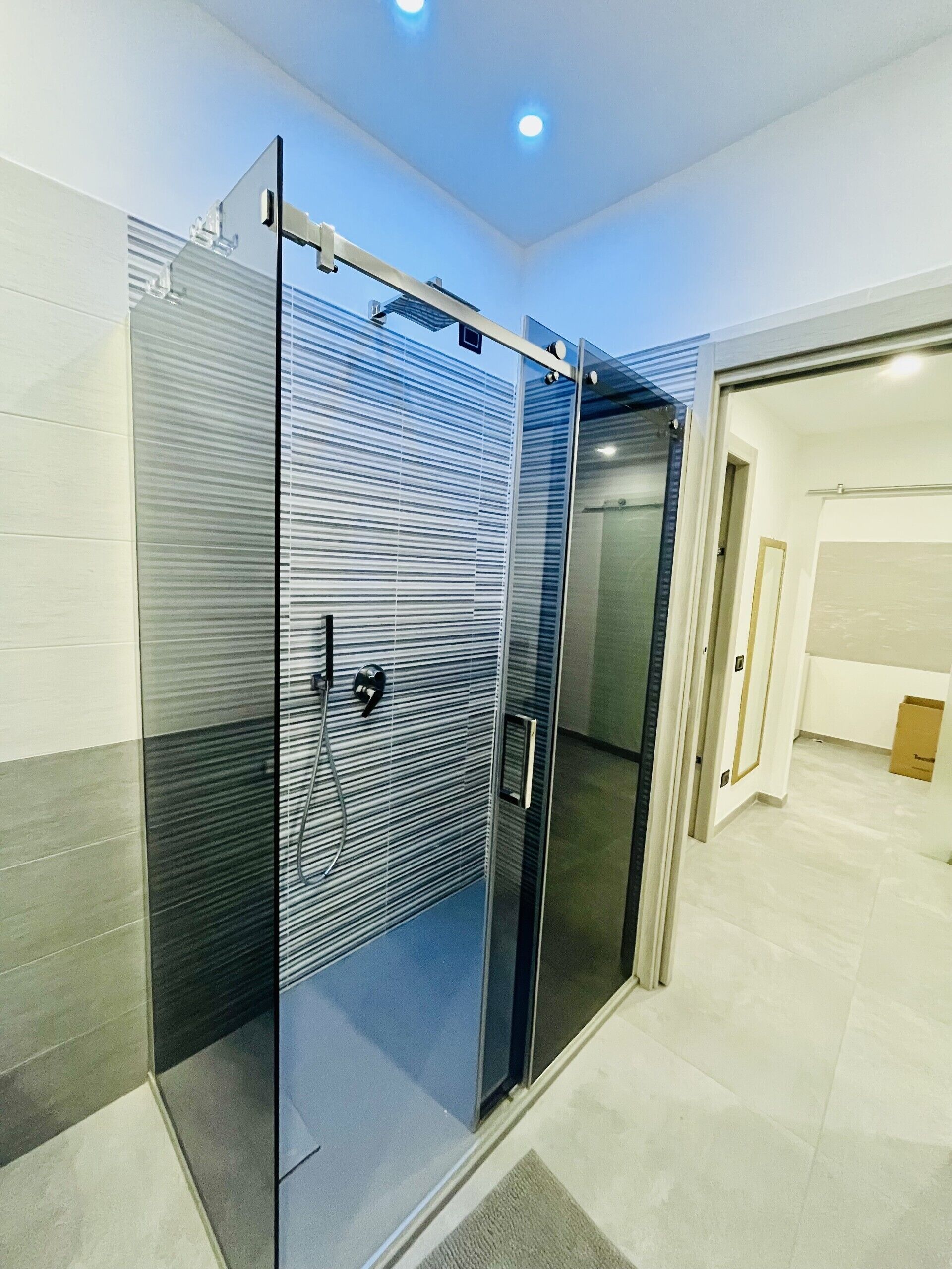 Doccia, asciugacapelli, bidet, asciugamani