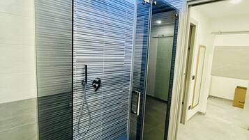 Douche, sĂšche-cheveux, bidet, serviettes fournies