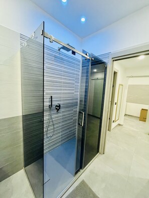 Doccia, asciugacapelli, bidet, asciugamani