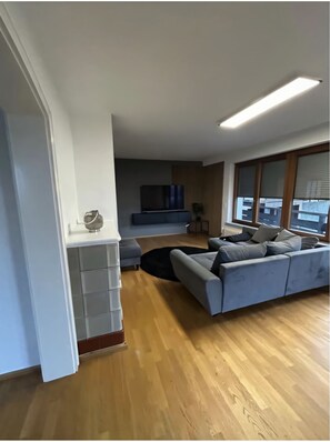 Una Smart TV, libros