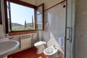 Douche, sèche-cheveux, bidet, serviettes fournies