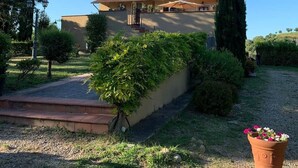 A house with a tiled roof, a chimney, and a small staircase leading to a balcony. - Agriturismo Polgara - Apt 1 - one bedroom (Casciana Terme Lari)