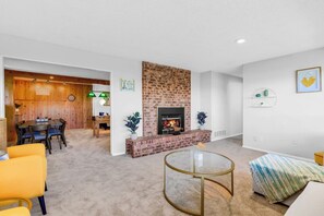 Interior - 2b1b Lakeview Lower Unit Close to Sea-Tac Airport (Seattle)