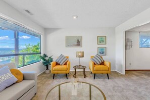 TV - 2b1b Lakeview Lower Unit Close to Sea-Tac Airport (Seattle)