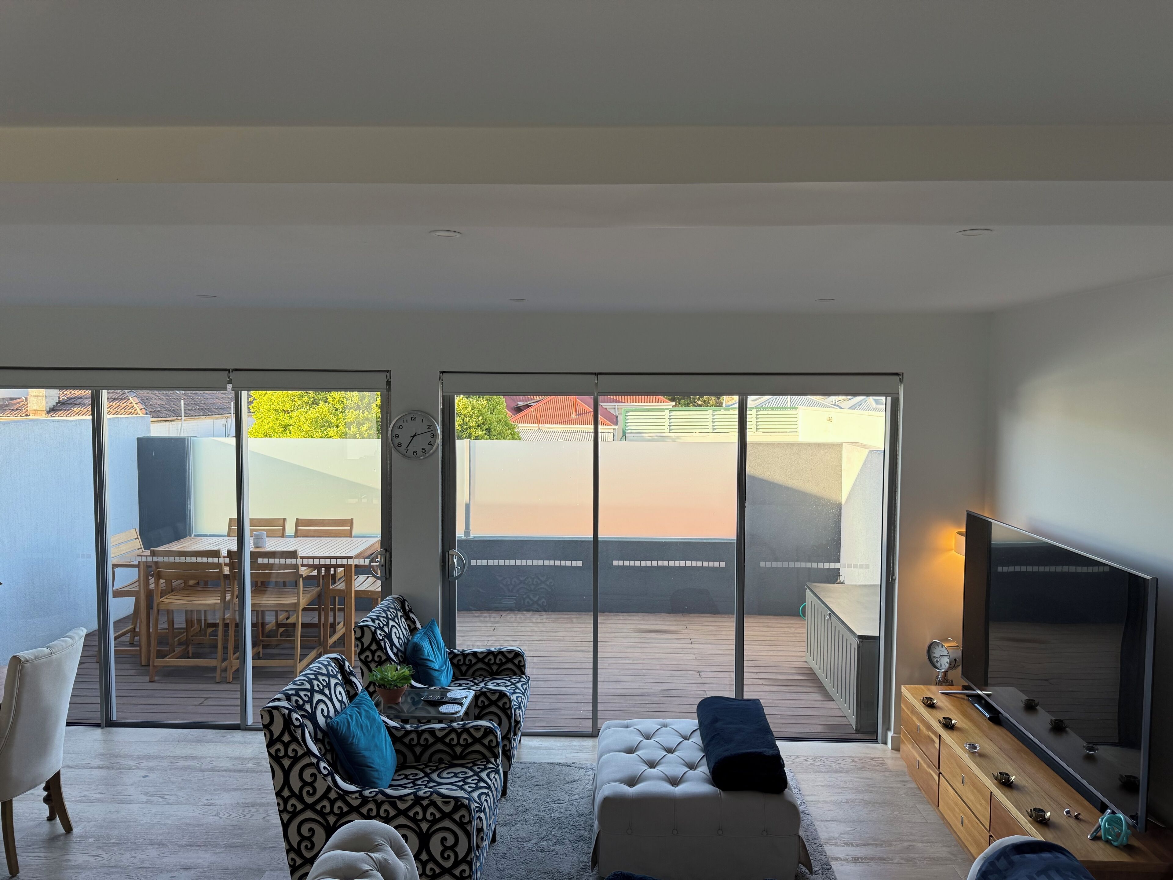 Smart TV, reproductor de DVD, libros y biblioteca musical 