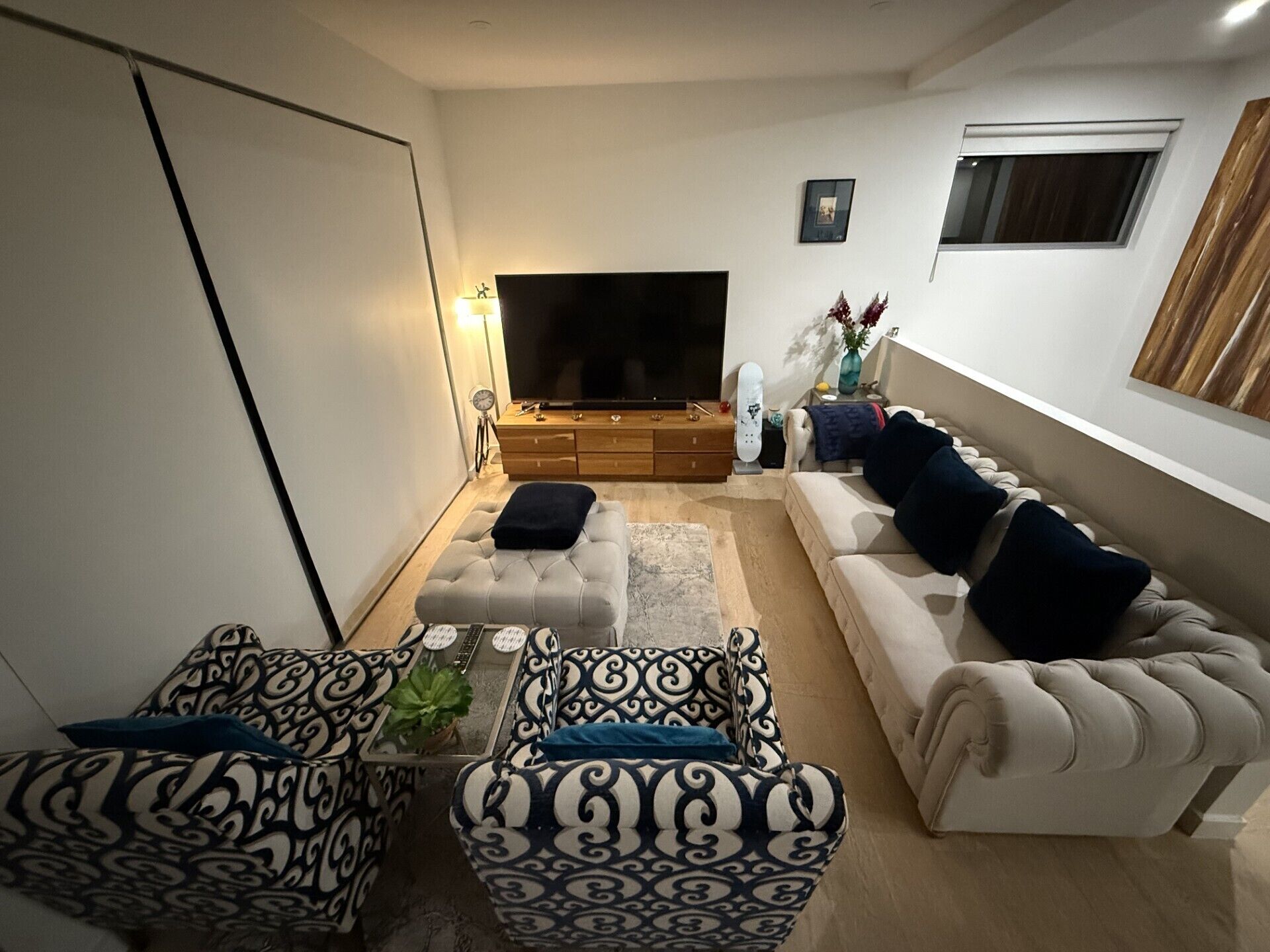 Smart TV, reproductor de DVD, libros y biblioteca musical 