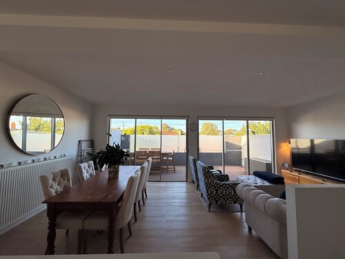 Private and Beautiful 3 Bedroom Townhouse in Richmond with Double Lock Up Garage