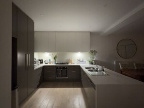 Refrigerador, microondas, horno y parrilla de estufa 