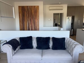 Smart TV, DVD player, books, music library - Private and Beautiful 3 Bedroom Townhouse in Richmond with Double Lock Up Garage (Richmond)