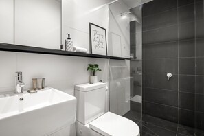 Shower, hair dryer, towels - Bright 1-Bed Apartment Near Beach and Cafés (St Kilda)