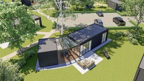 Et moderne hus med stor terrasse, swimmingpool og velplejet græsplæne.