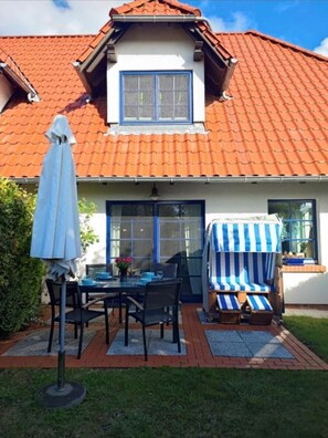 Outdoor dining - Lindenstr. 32 a "Kehr Wieder" - Modern vacation home in Zingst with terrace, (Zingst)