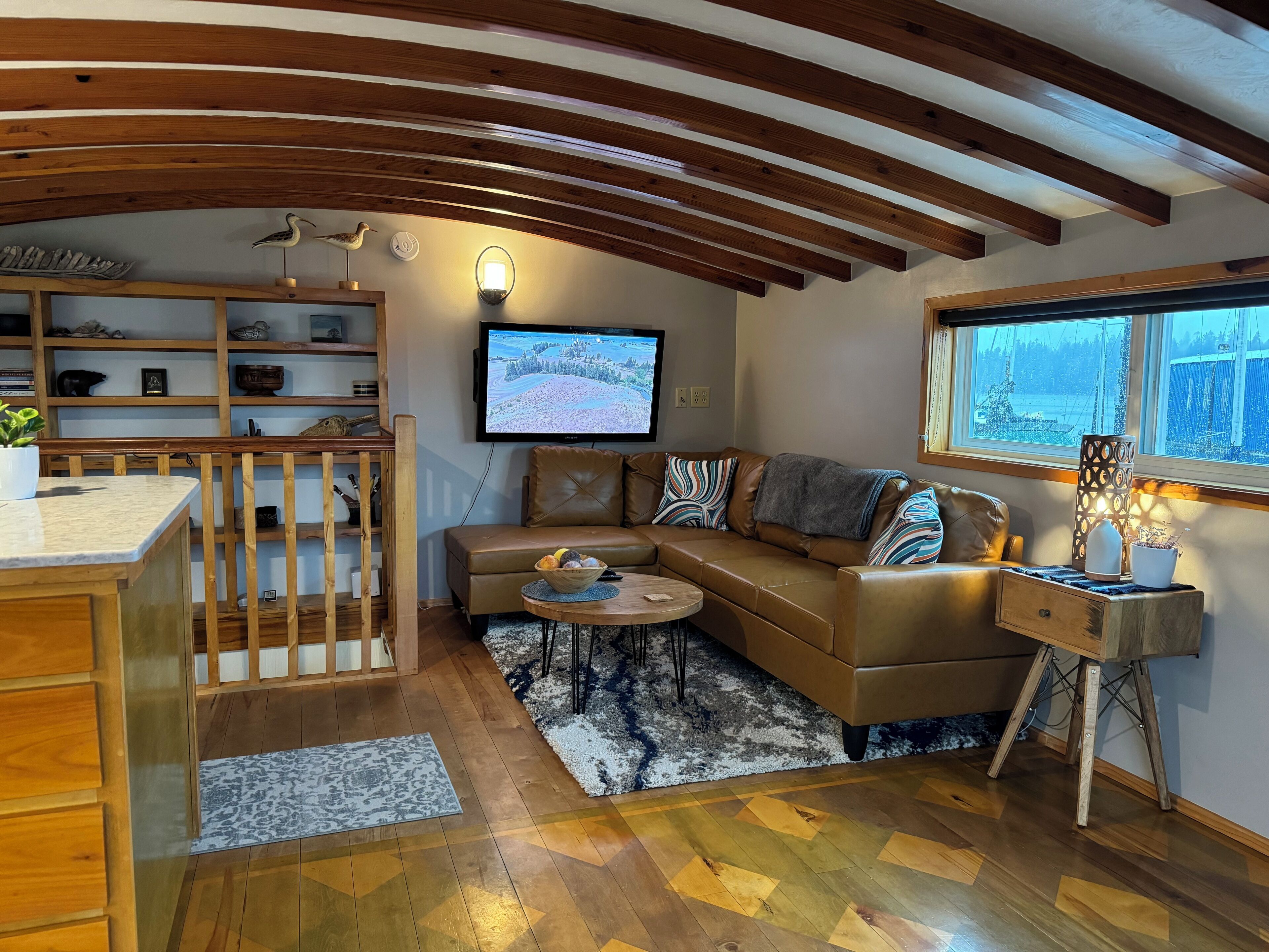 TV connectée, livres, chaîne hi-fi