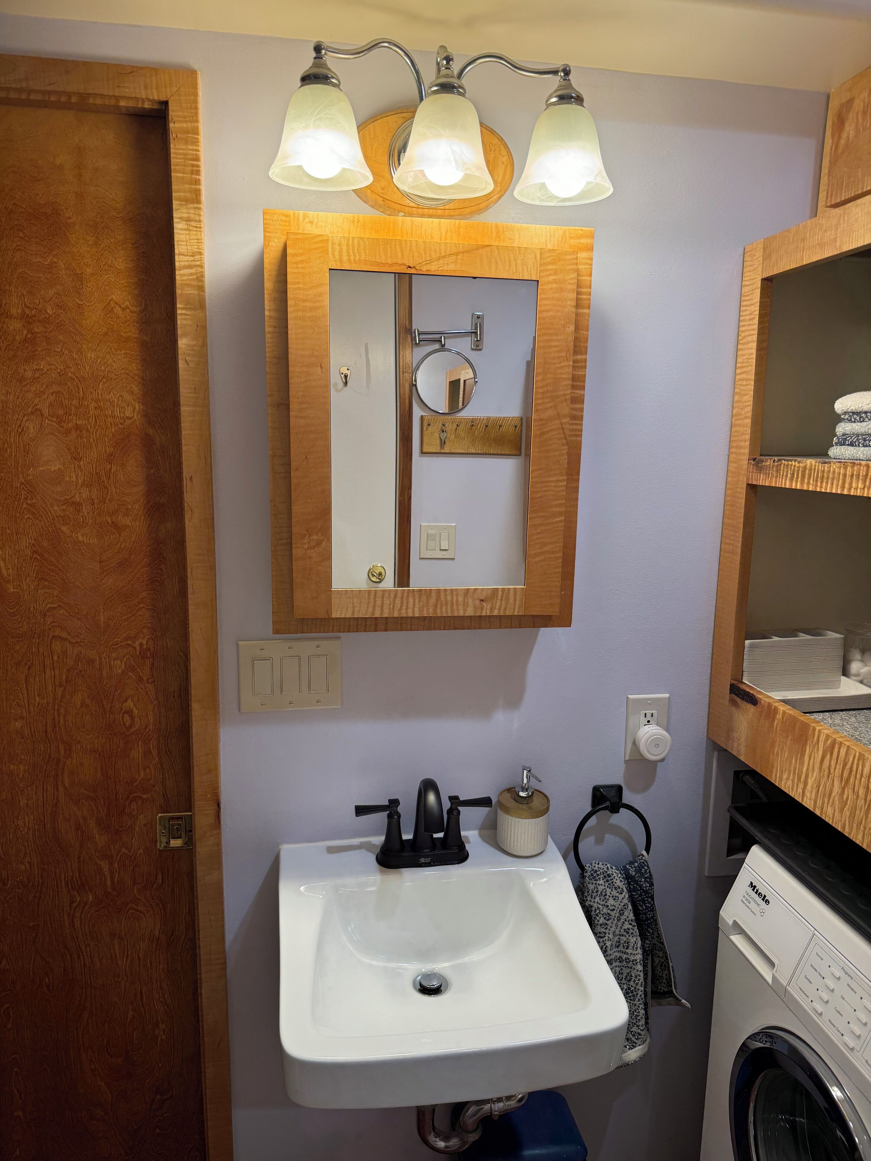 Douche, articles de toilette écologiques, sèche-cheveux