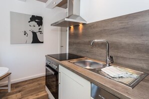 Réfrigérateur, micro-ondes, four, plaque de cuisson