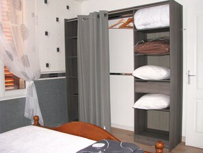 Fer et planche à repasser, accès Internet, draps fournis