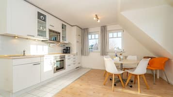Coffee/tea maker, fridge, oven, stovetop