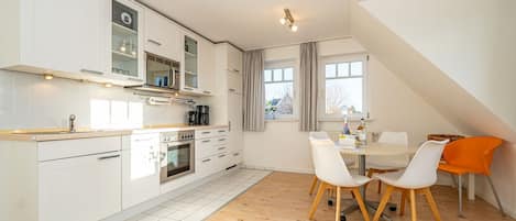 Coffee/tea maker, fridge, oven, stovetop