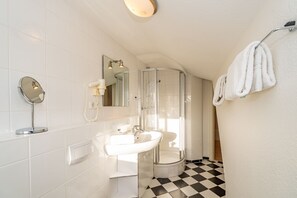 Shower, towels - Conwind apartment 5b - New with us! Apartment with terrace and private parking space (Sylt-Ost)