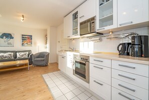 Fridge, oven, stovetop, dishwasher - Conwind apartment 5b - New with us! Apartment with terrace and private parking space (Sylt-Ost)