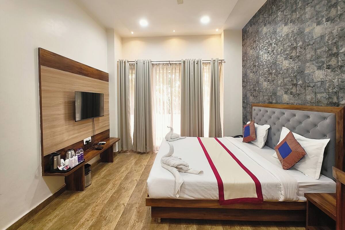 Executive Double Room, Air conditioning | Hypo-allergenic bedding available, desk, soundproofing, WiFi (free)